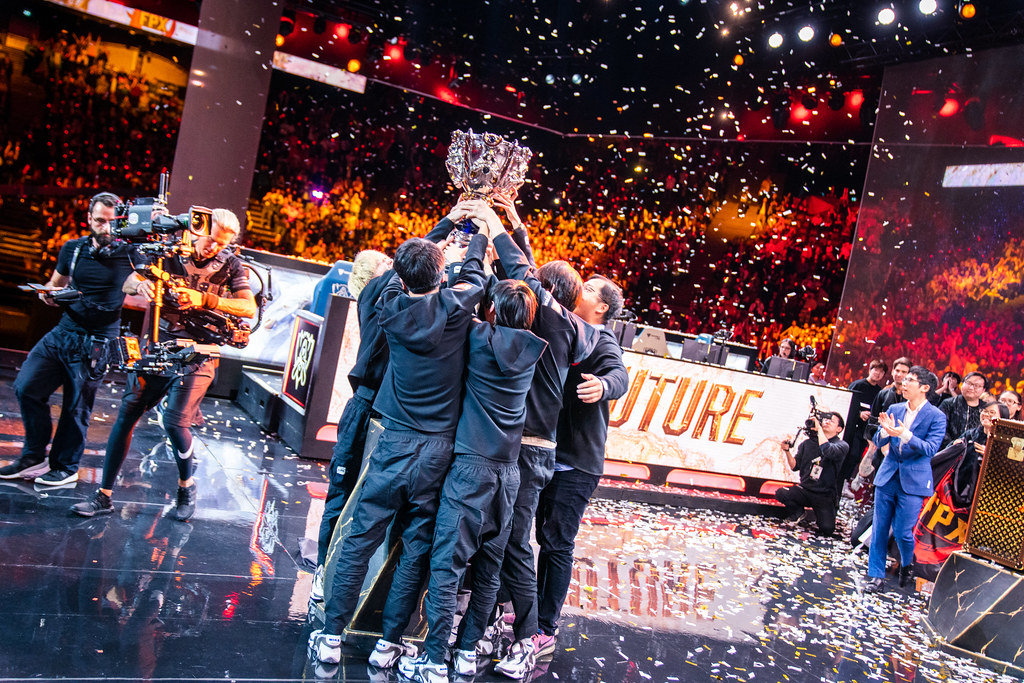 英雄联盟S15全球总决赛柏林巴黎主题专列启动，电竞地铁宣传满载战队队徽选手形象推动电竞文化城市联动